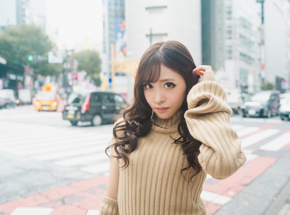 FRUITS ZIPPER櫻井優衣、渋谷の街で“平成ギャル”に変身 仲川瑠夏