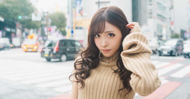 FRUITS ZIPPER櫻井優衣、渋谷の街で“平成ギャル”に変身 仲川瑠夏
