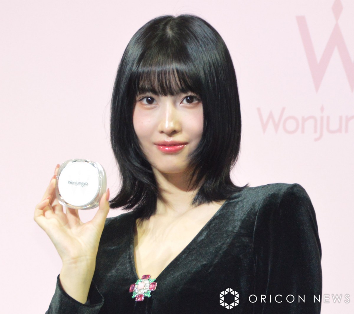 TWICE・MOMO、胸元ざっくり＆黒の光沢ワンピで美脚“全開”「シックな