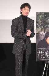 綾野剛、大阪は「好きですよ」きらめく姿で5ヶ月ぶり登場 黄色い