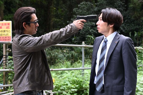 『今日からヒットマン』第一話に出演する(左から)滝藤賢一、相葉雅紀(C)テレビ朝日