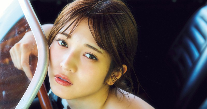 黒嵜菜々子、大胆衣装で胸元チラリ まぶしい笑顔で『FLASH』に登場