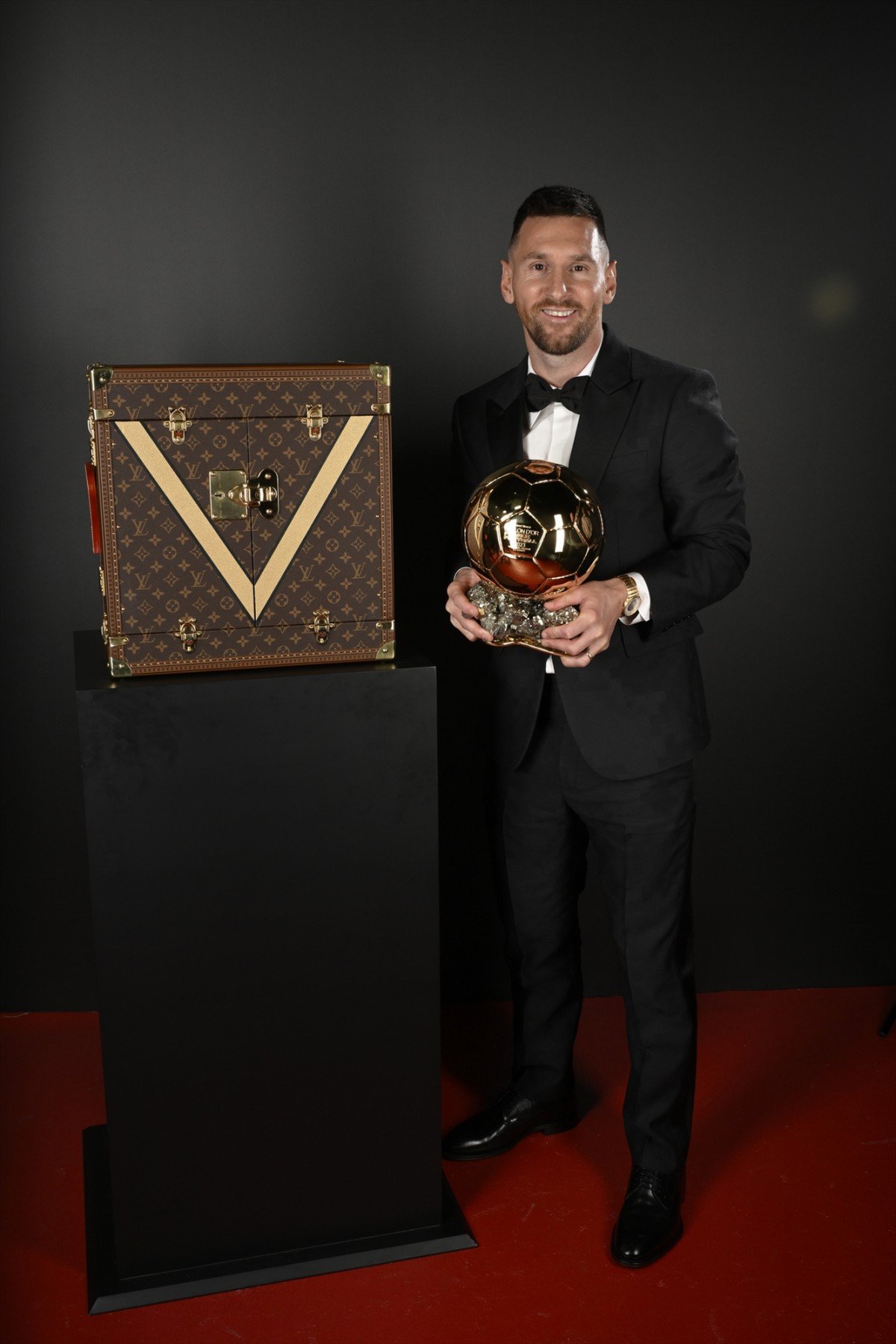 【レア／正規品／新品タグ付】PSG メッシ バロンドール受賞記念 ユニフォーム メッシ、歴代最多8回目の最優秀選手賞「バロンドール」受賞 家族そろっ