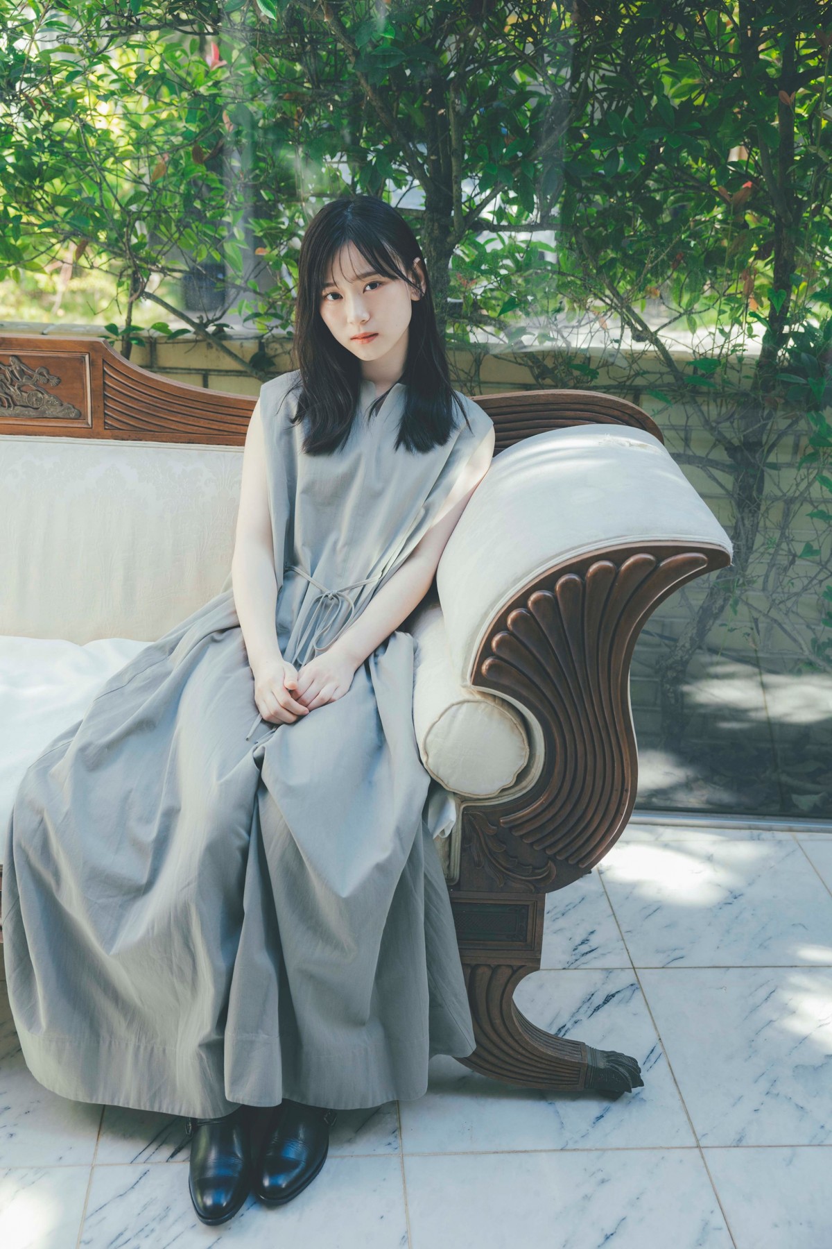 櫻坂46山下瞳月『blt graph』で雑誌初ソロ表紙飾る 裸足で美脚チラリな