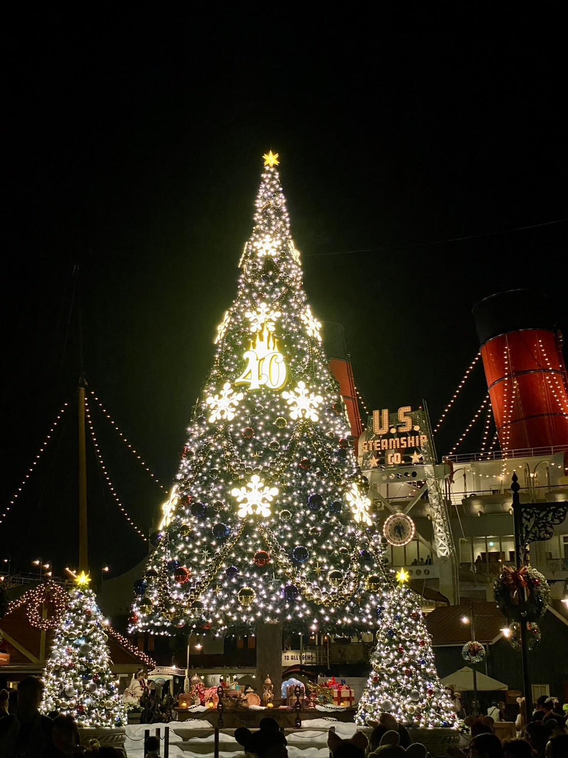 ディズニー・クリスマス、巨大ツリーも40周年仕様に