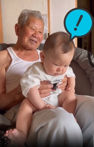 どうにかひ孫を抱こうと、奮闘するひいおじいちゃん 