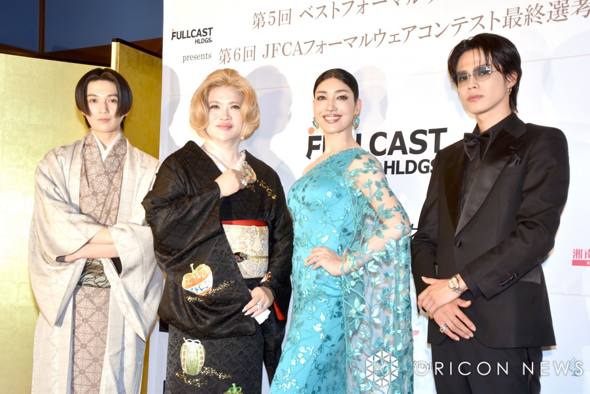 コムドットやまと、オールブラックのタキシードでキメる 色覚障がい