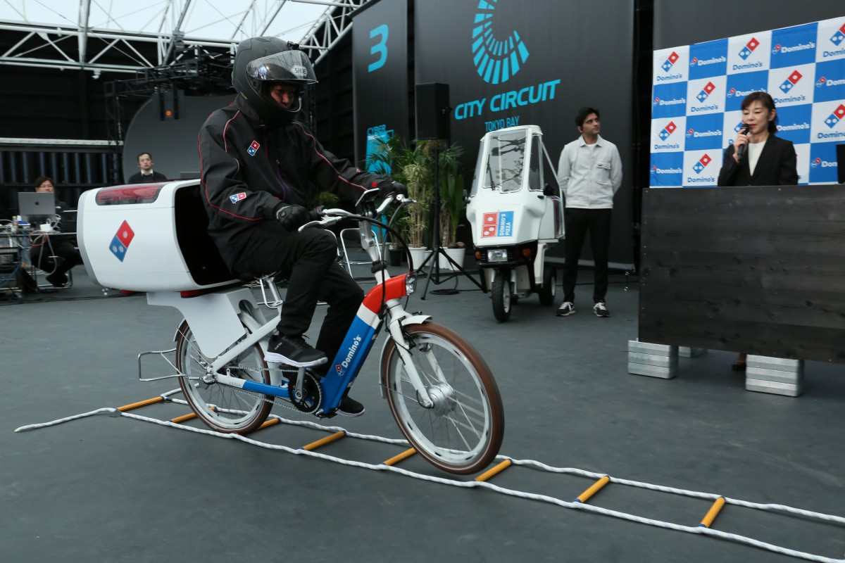 トーハツバイクの看板です 250km/h達成のZX-25Rターボ市販化目前! その乗り味はまるで2スト