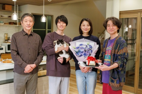 『コタツがない家』に出演する（左から）小林薫、作間龍斗、小池栄子、吉岡秀隆（C）日本テレビ 