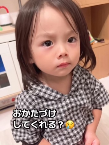 心配そうな顔でママを見るうーちゃん。Instagram動画「母の涙に弱い息子」より（写真提供／@tsubaki_ukyou） 