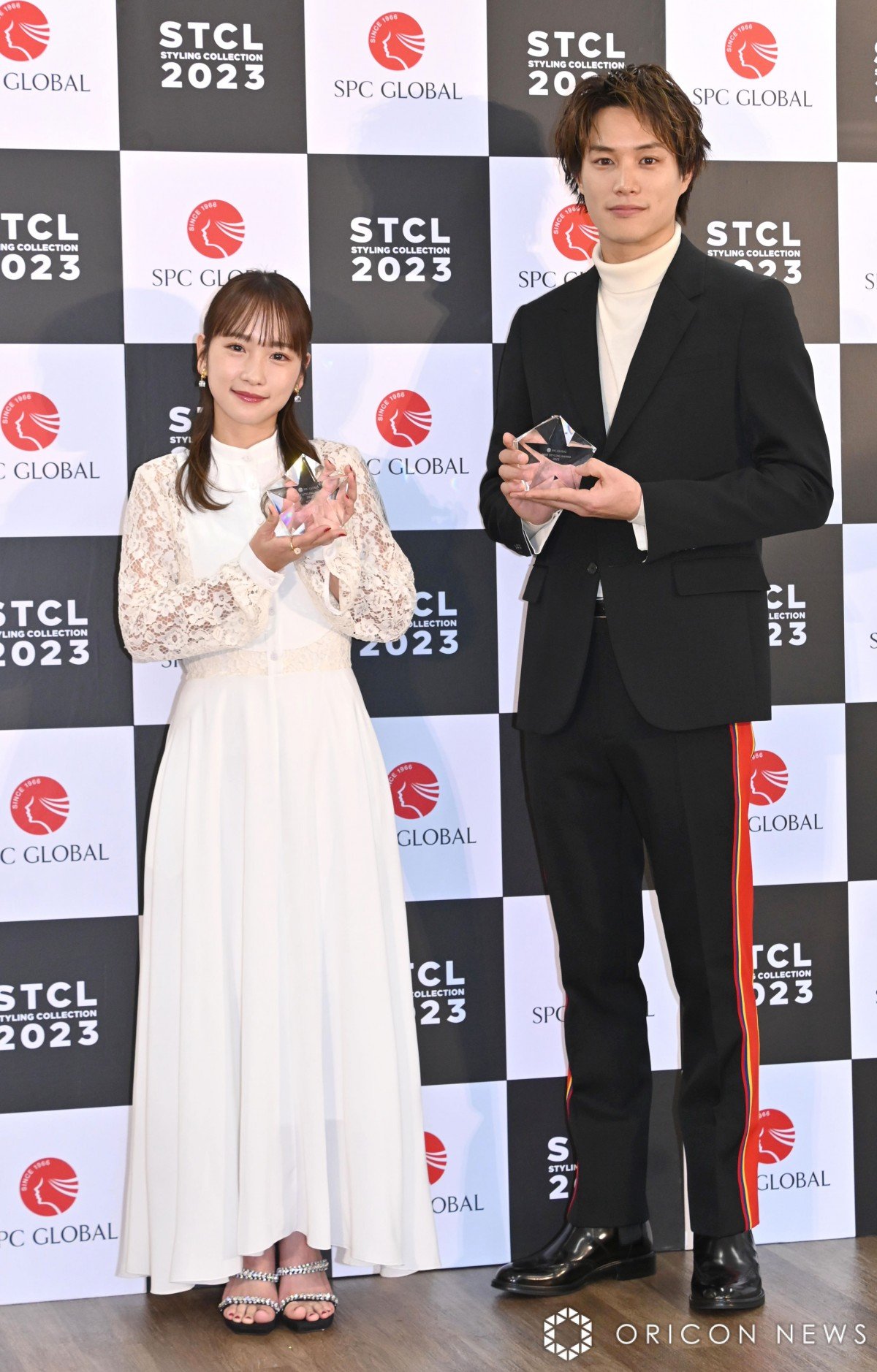 川栄李奈＆鈴木伸之『スタイリング アワード』授賞 サプライズに会場騒然 | ORICON NEWS