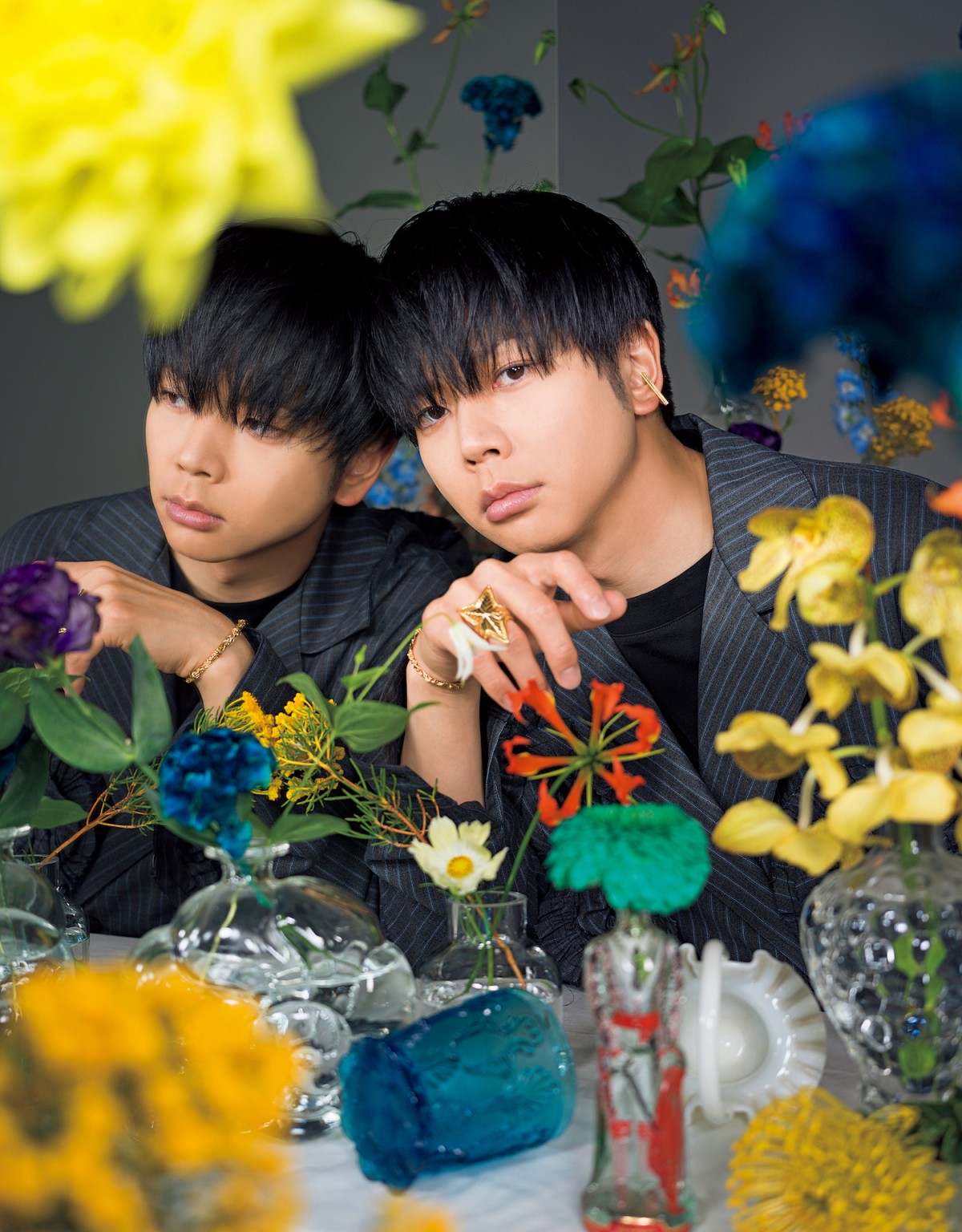 増田貴久、虚実ないまぜな“写真作品”で凛々しい表情 フローリストとの