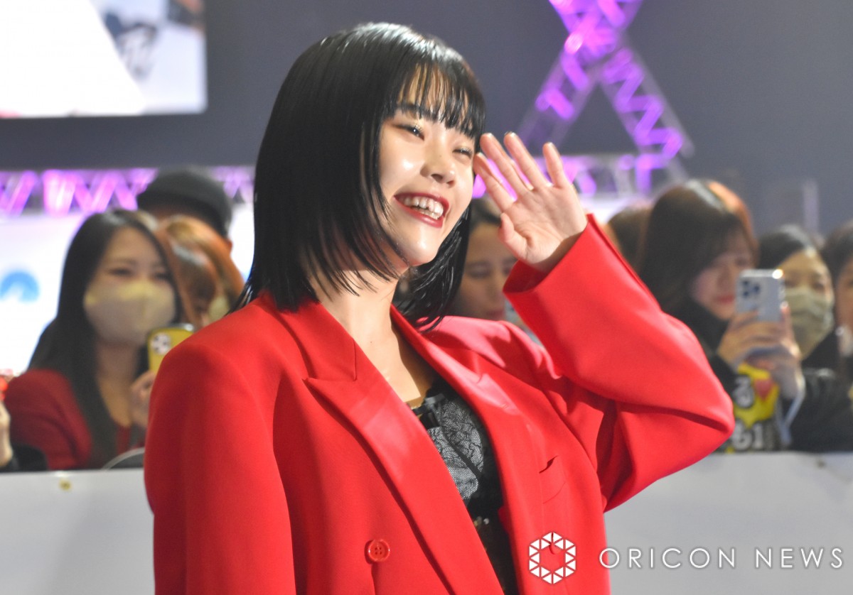 アイナ・ジ・エンド、真紅のスーツ姿を披露 『MTV VMAJ 2023 Pre-Show