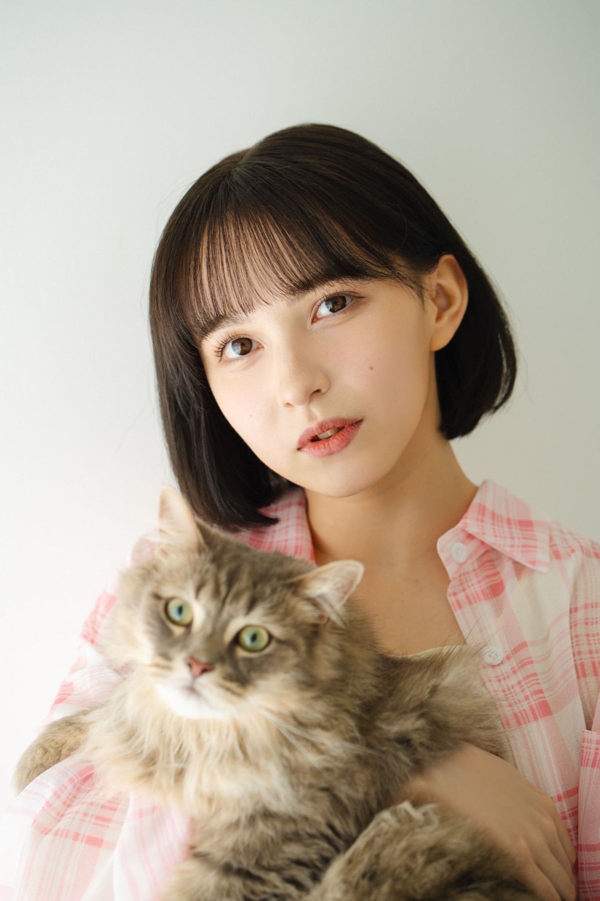 FRUITS ZIPPER早瀬ノエル、部屋着姿で大好きな猫とたわむれる 櫻井優衣