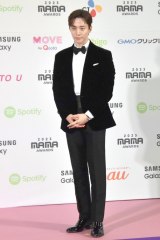 �w2023 MAMA AWARDS�x�̃��b�h�J�[�y�b�g�ɓo�ꂵ���C�E�W���m �iC�jORICON NewS inc. 