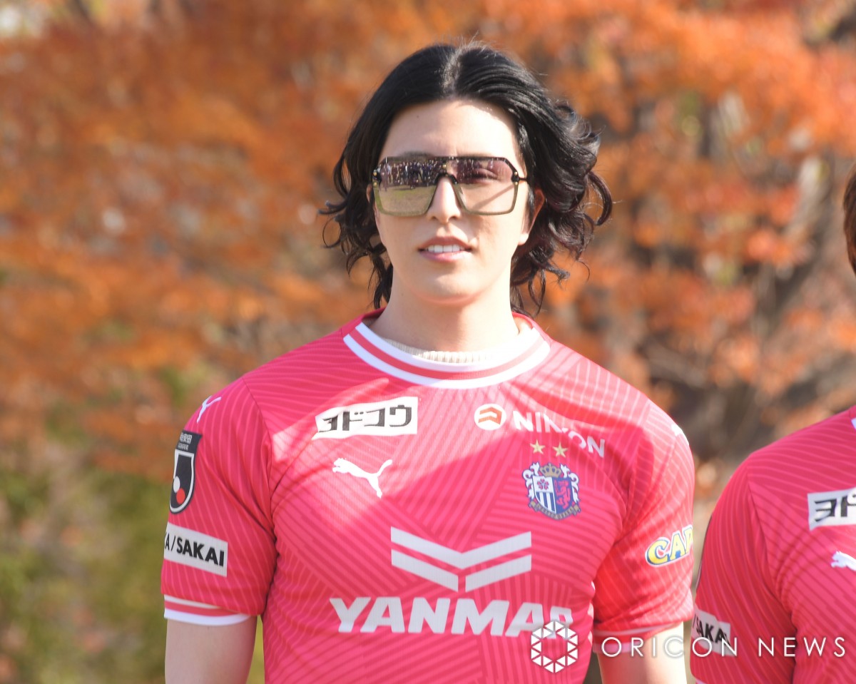 ローランド、サングラス＆サッカーユニ姿 「ホストを採用するの