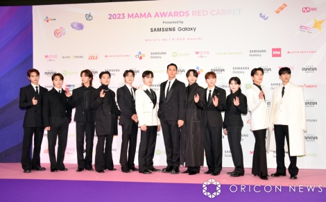 �w2023 MAMA AWARDS�x�̃��b�h�J�[�y�b�g�ɓo�ꂵ��SEVENTEEN �iC�jORICON NewS inc. 
