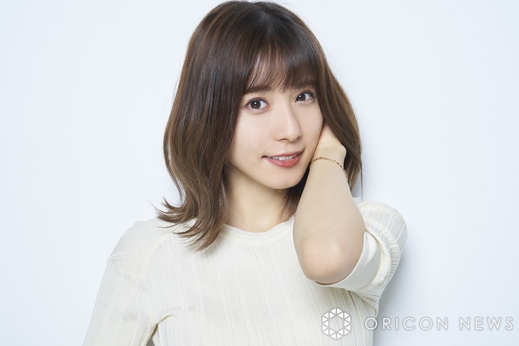 画像・写真 | 松岡茉優、大胆スリットから美太もも ふんわり冬の美脚