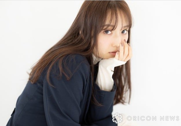 新内眞衣、ベッドでナマ脚全開な“超ミニ丈”スタイル 『スピリッツ』で美ボディ撮影 | ORICON NEWS