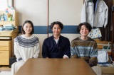 水曜ドラマ『コタツがない家』第8話に出演した（左から）小池栄子、安田顕、吉岡秀隆（C）日本テレビ 