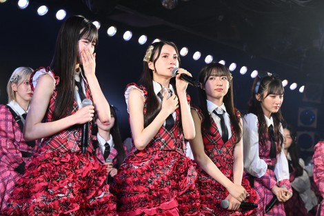 初選抜組が涙=『AKB48劇場18周年特別記念公演』より(C)AKB48 