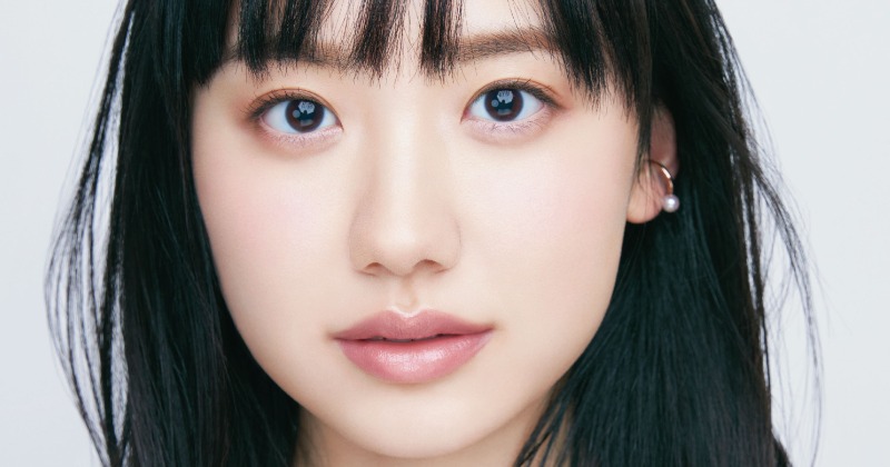 芦田愛菜19歳、女性誌の表紙に初登場 『VOCE』で美の持論「背伸びをしようとは思いません」 | ORICON NEWS