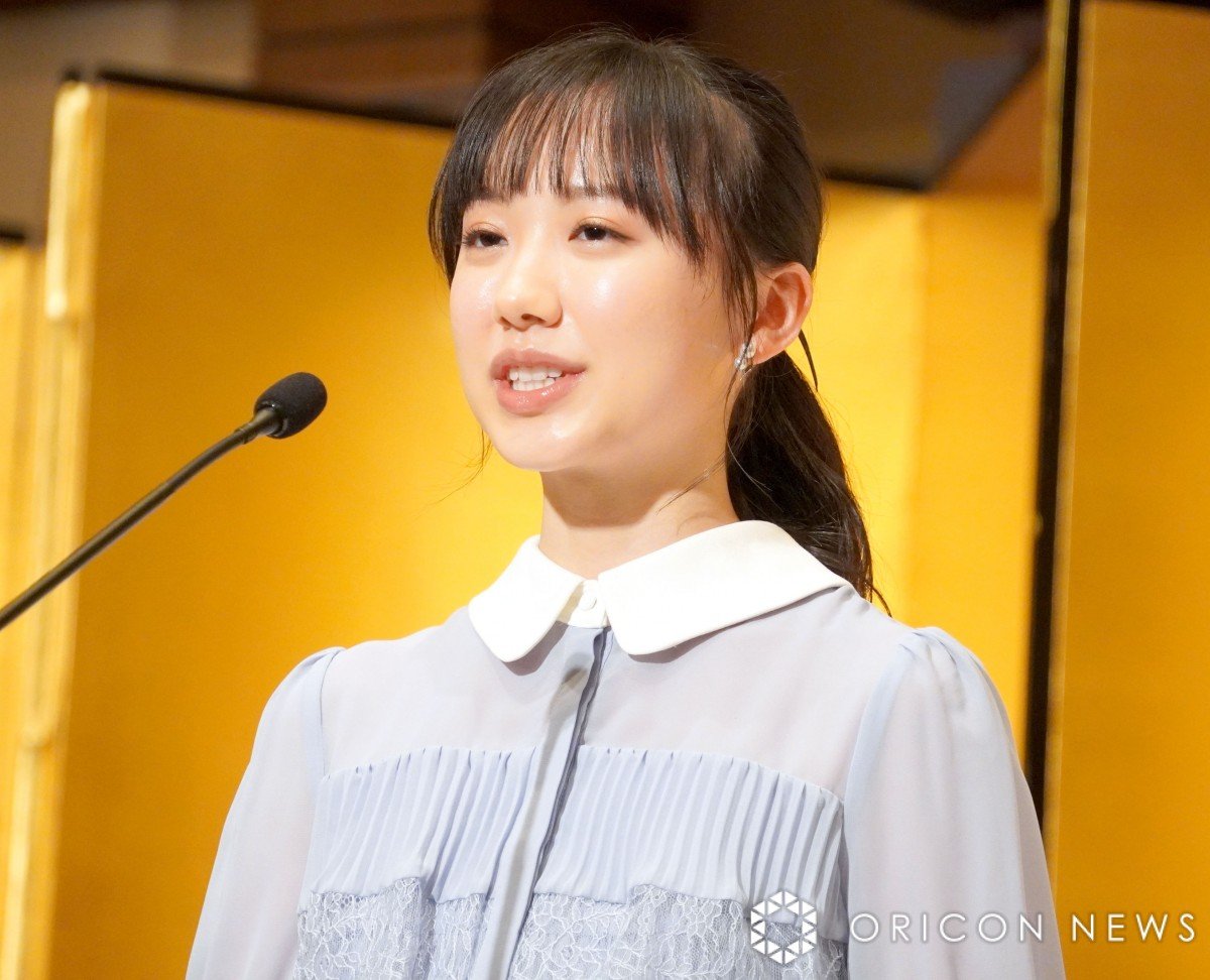 芦田愛菜、本は「私の世界を広げてくれる存在」 読書好きとして役者業の醍醐味を語る | ORICON NEWS