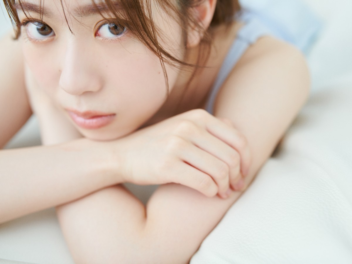 伊達さゆりと“理想の冬デート” 表紙飾る新雑誌が重版決定で記念カット