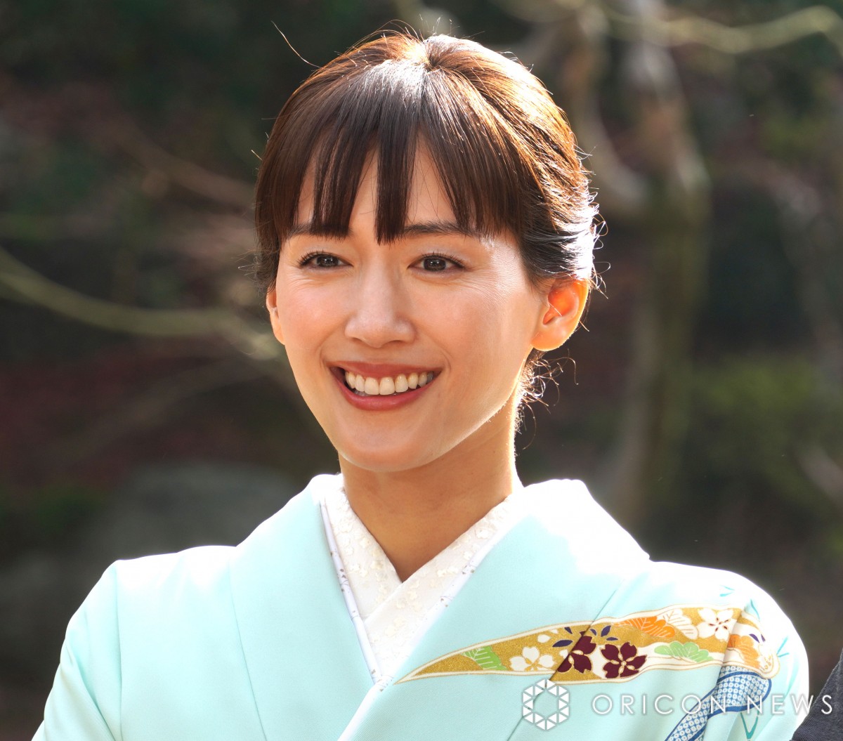 綾瀬はるか、晴れ着姿で『ぎぼむす』完結報告 “娘”上白石萌歌の