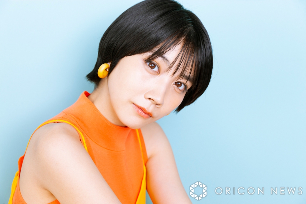 画像・写真 | 松本穂香、ミニ丈ニットからお腹チラリな肌見せ姿「腹チラ…!!」「さ、さ、さこつーー!!」 1枚目 | ORICON NEWS