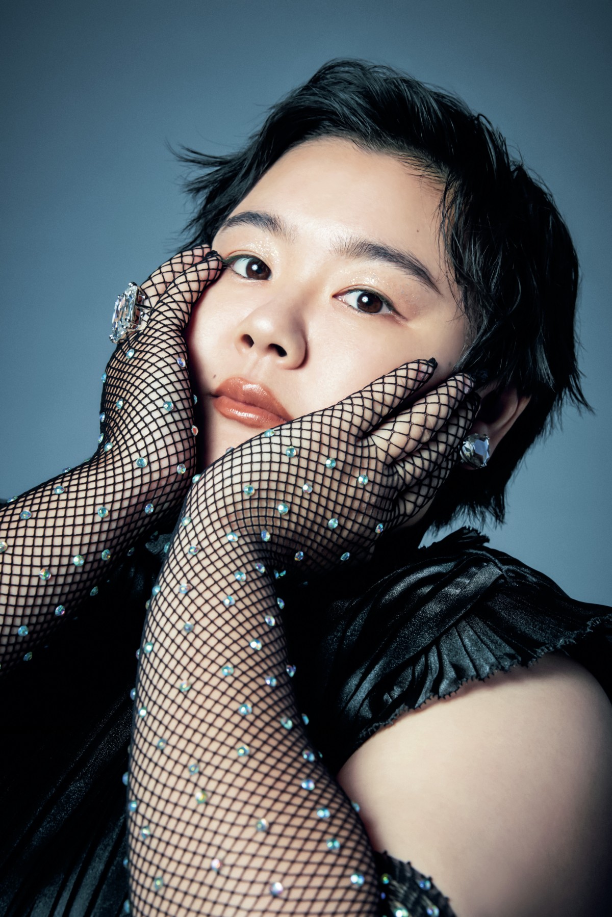 やすやす やす子“大人シック”に大変身 ノースリーブ×黒のあみあみ手袋で魅せる