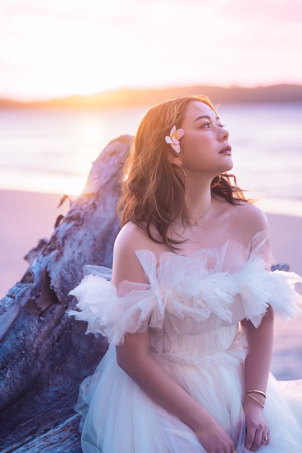 村重杏奈、パックリ胸元のウエディングドレス姿「#イケメンと絶対結婚したい」 | ORICON NEWS