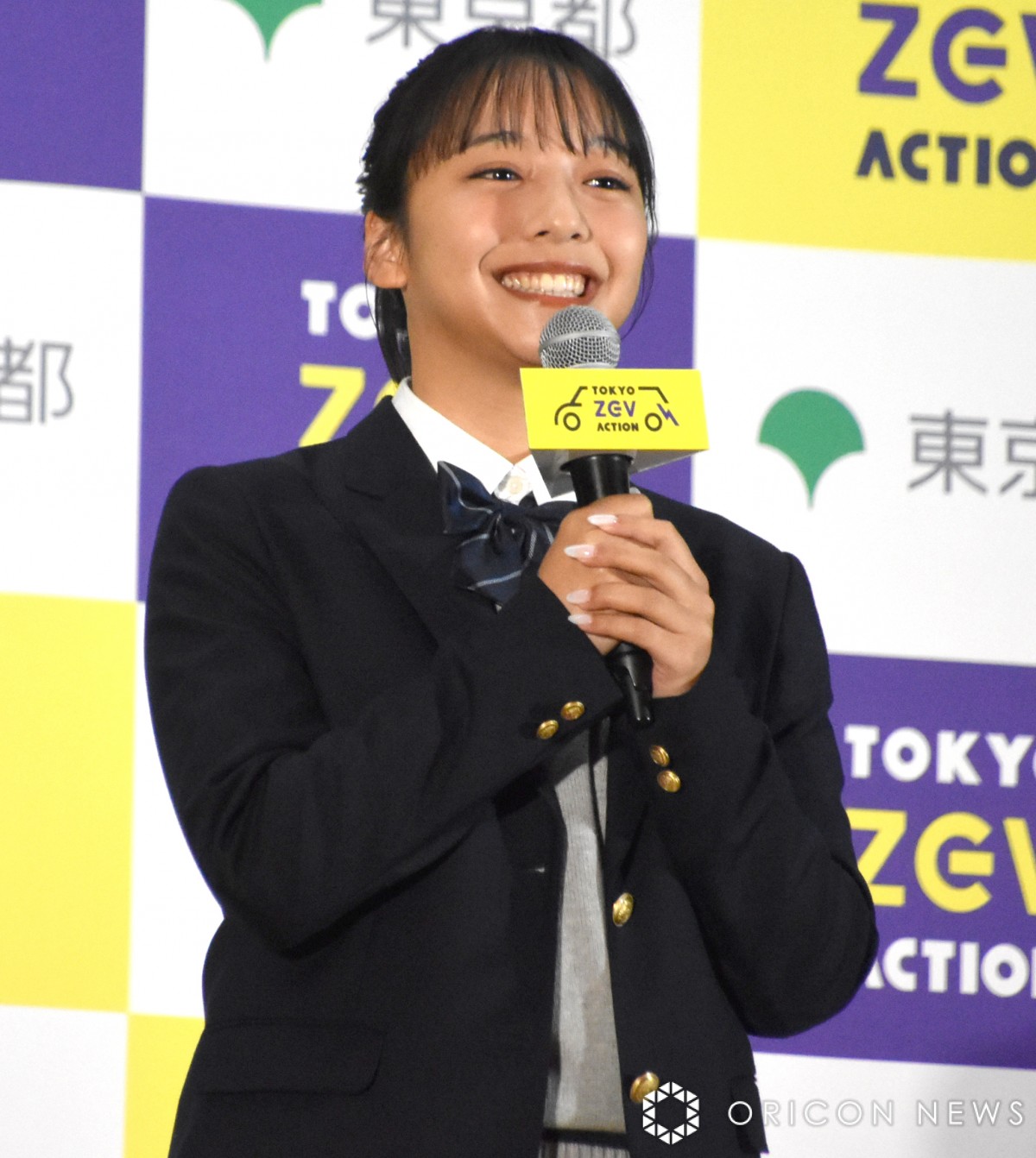 画像・写真 | 山之内すず、ブレザー姿で都内高校に登場 生徒大興奮「顔