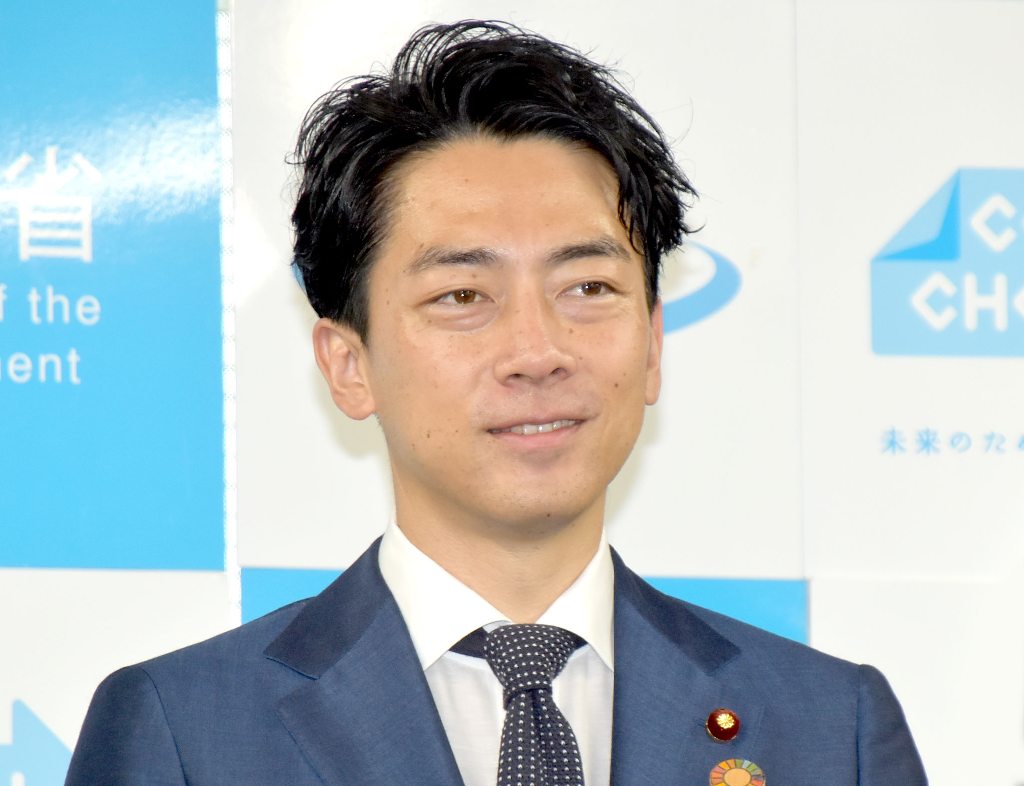 小泉進次郎氏「#親父嬉しそう」 父・純一郎氏と2ショットで長女のお宮参りを報告 | ORICON NEWS