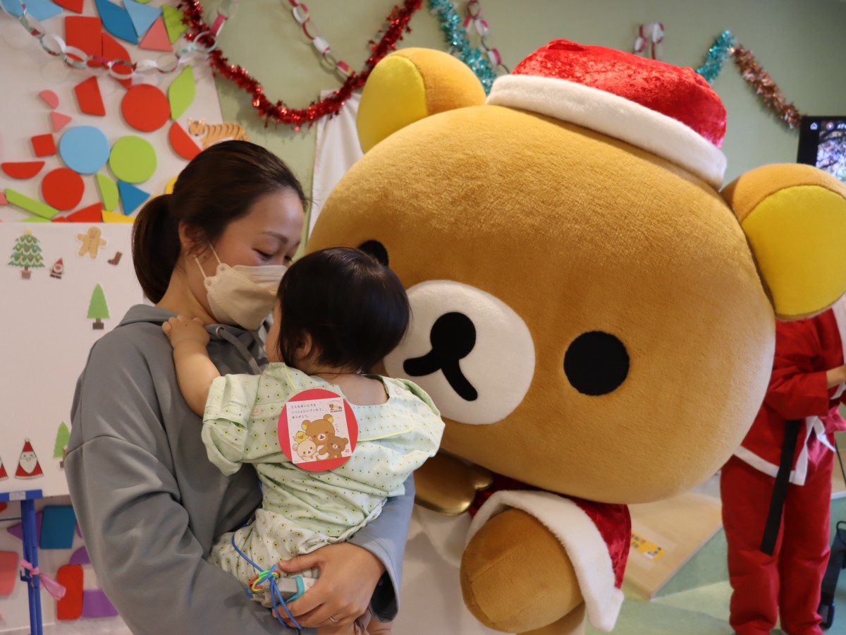 リラックマ、サンタ姿で子どもたちにプレゼントお渡し チャリティ