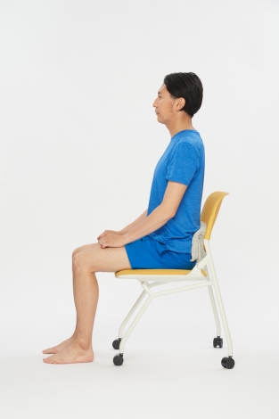 【中級】4つ折りにしたバスタオルを背もたれと背中の間に挟んで座る。無理なく背筋がピンと伸び、腹筋を使って座ることができます。 