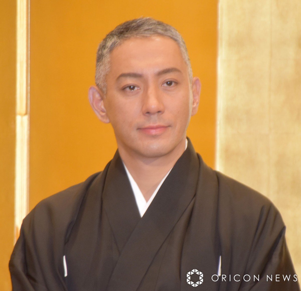 市川團十郎、紋付き姿で「メリークリスマス」 二月御園座大歌舞