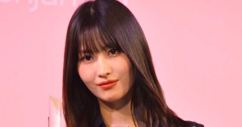 TWICE・MOMO、攻めたVネックから谷間チラリ 超ミニ丈ドレス着こなす