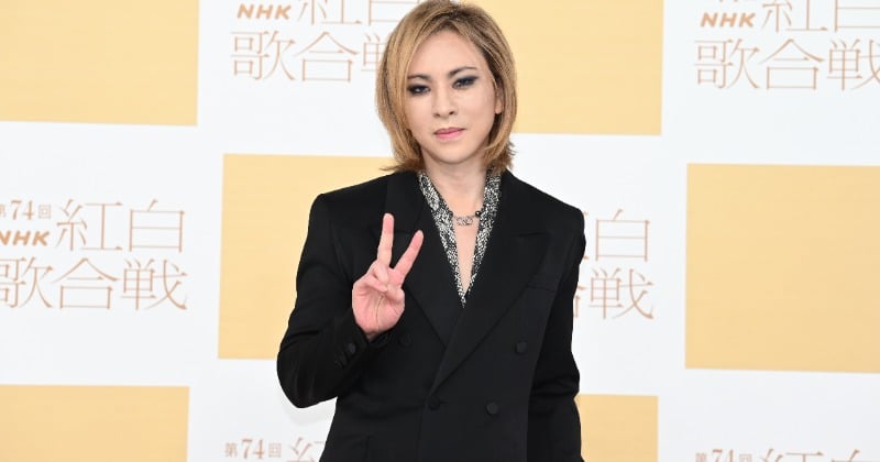 紅白】YOSHIKI、亡きX JAPANメンバーの映像を背に「ENDLESS RAIN」熱唱 豪華共演「Rusty Nail」でも感動誘う |  ORICON NEWS