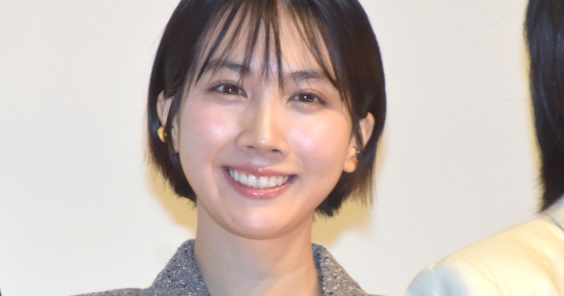松本穂香、胸元ざっくり＆美脚ちらりな衣装 菅田将暉の演技に