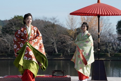 フジテレビ系木曜劇場『大奥』に出演する小芝風花、西野七瀬（C）フジテレビ 