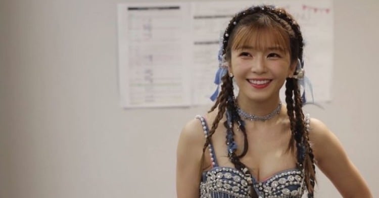 宇野実彩子、“美バスト”のぞく大胆ステージ衣装を公開「お気に入り過ぎたデニムで作ったキラキラセットアップ」 | ORICON NEWS