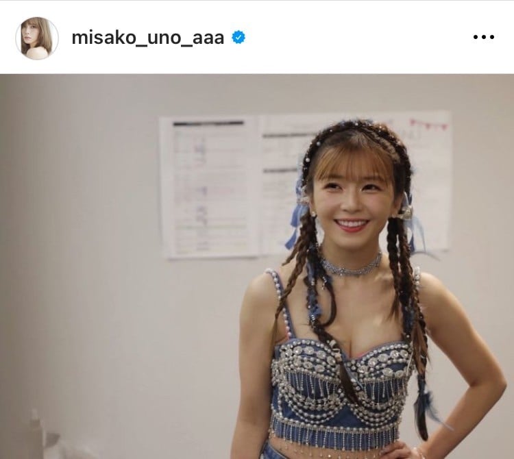 宇野実彩子、“美バスト”のぞく大胆ステージ衣装を公開「お気に入り過ぎたデニムで作ったキラキラセットアップ」 | ORICON NEWS