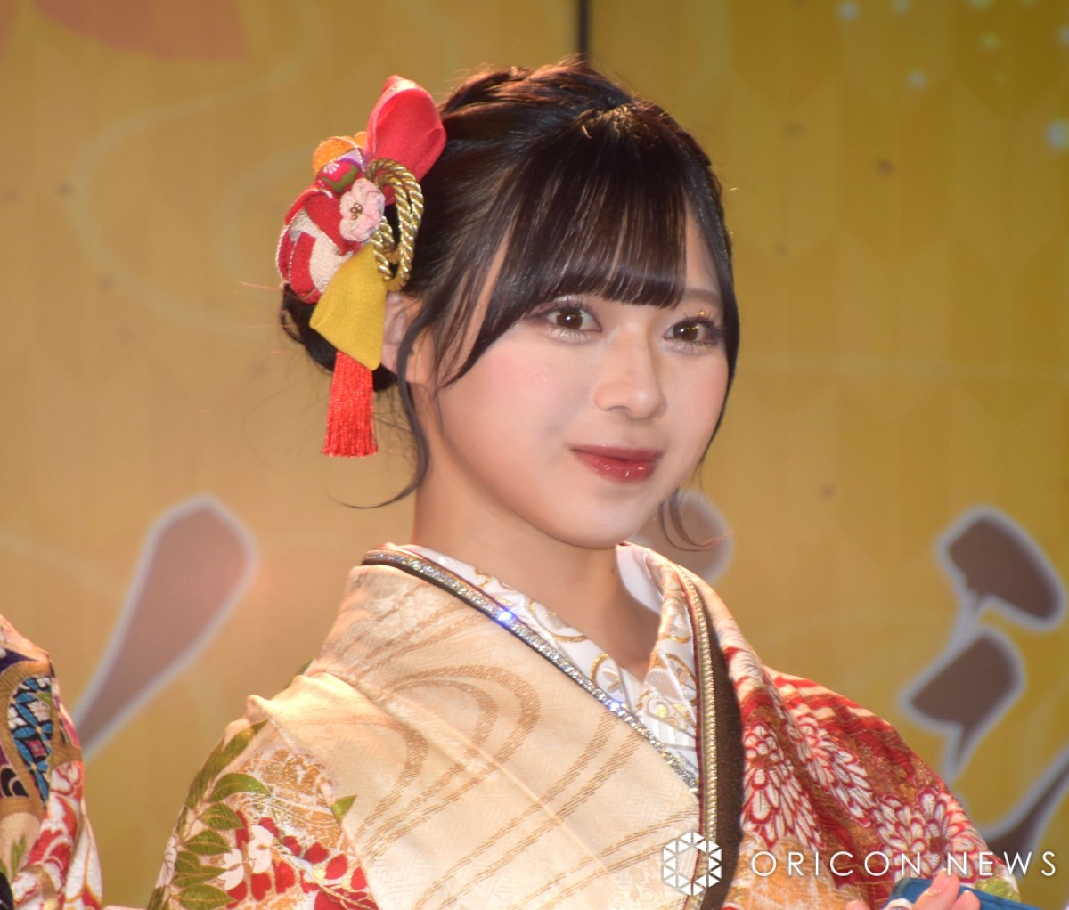 ≒JOY 市原愛弓　夢見るアイドル メンバーサイン入パネル　A賞　ガラポン 市原愛弓。2003年8月21日生まれ、福岡県出身。 - 指原莉乃