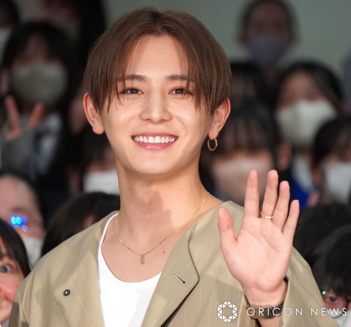 山田涼介＆浜辺美波、女子校にサプライズ登場 生徒350人が悲鳴