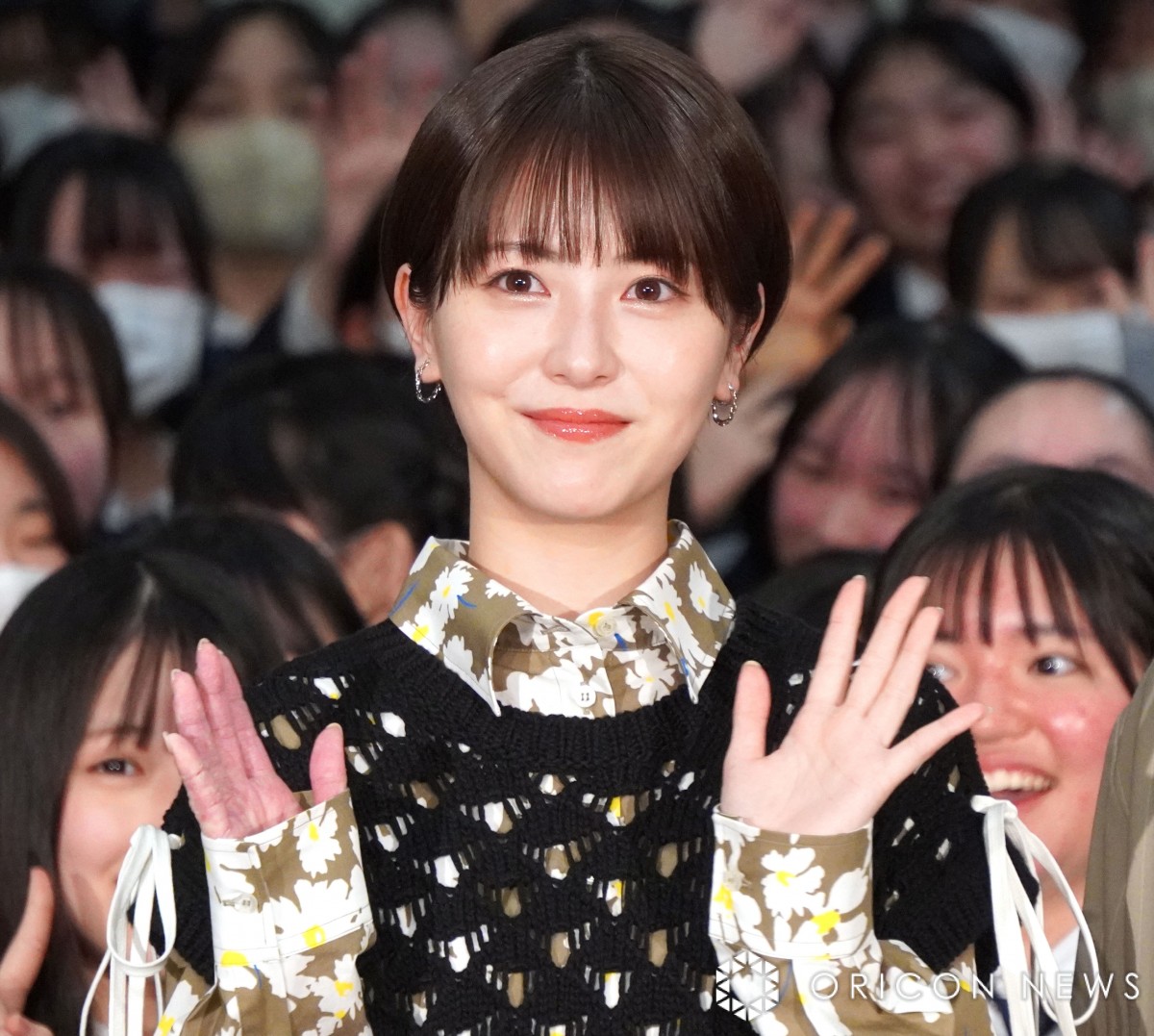 山田涼介＆浜辺美波、女子校にサプライズ登場 生徒350人が悲鳴