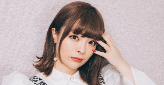 きゃりーぱみゅぱみゅ、超ミニ美脚コーデなど“新旧”スナップ写真