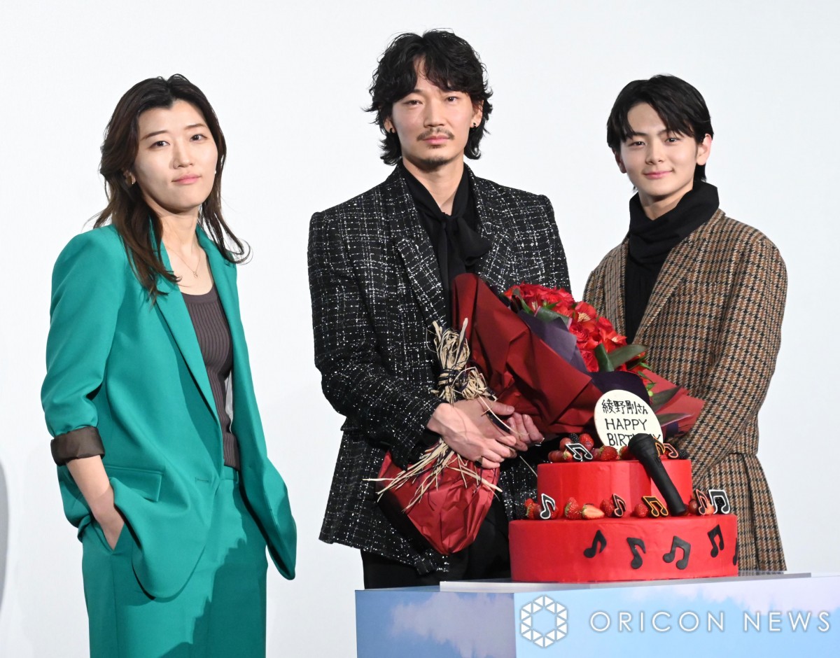 綾野剛、“おかん”呼びのヒコロヒーから誕生日サプライズ「初対面なん