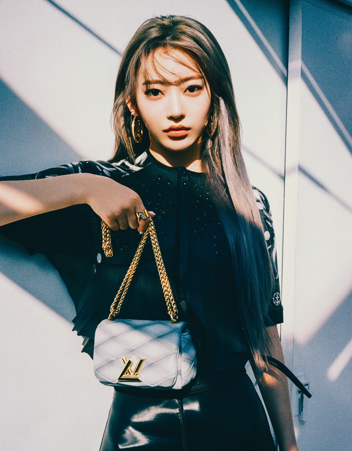 LE SSERAFIM・宮脇咲良、はかなく美しい現代のミューズを体現 「ルイ