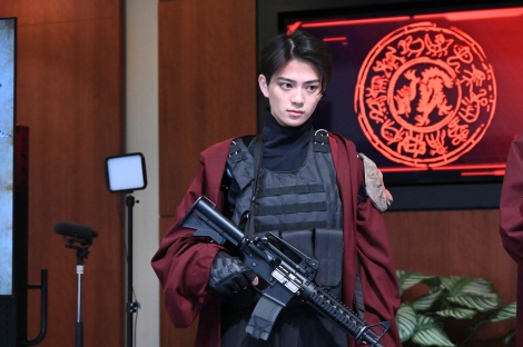 日本テレビ系新土曜ドラマ『新空港占拠』の武装集団「獣」の「猿」を演じる岩瀬洋志（C）日本テレビ 